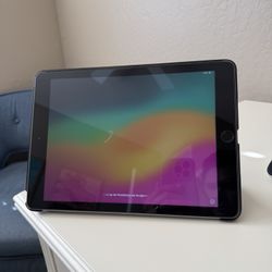 iPad 6th Generation 9.7 Inch 128 GB WiFi With case