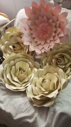 Flores de papel hechas a mano
