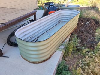 Raised metal garden box