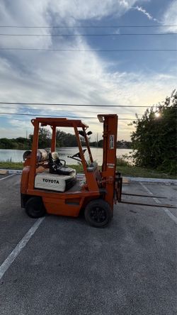 Toyota 42-4FGC20 Propane Forklift – 4,500 lb – 3-Stage Mast