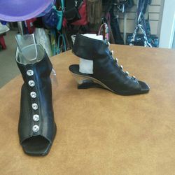 Onyx sz 6/7 shoes black with stones