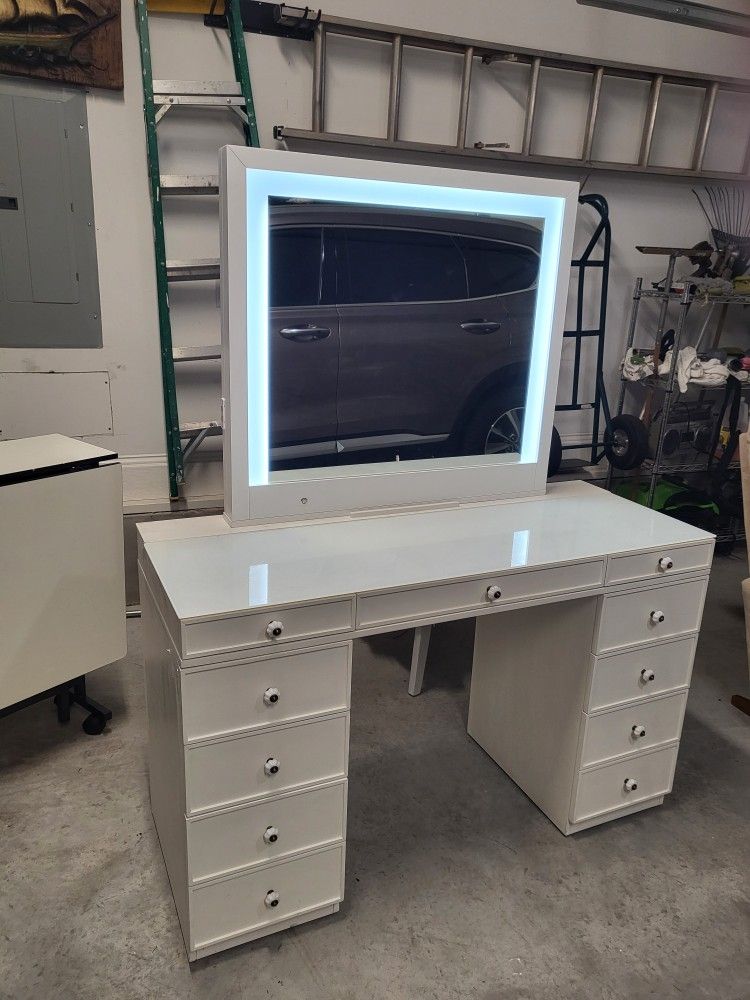 White Vanity With 9 Drawers Excellent 