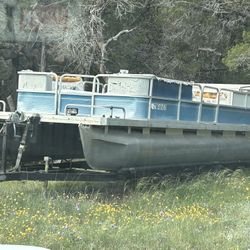 Pontoon boat