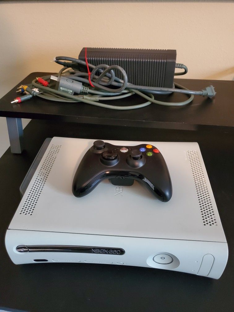 *PRICE REDUCED* Original Xbox 360 (White) With Wireless Controller (Black)