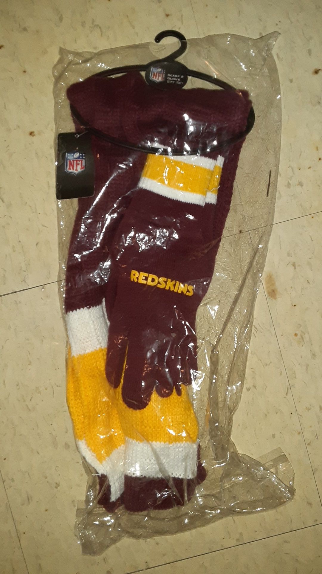 New REDSKINS Scarf and Glove Set