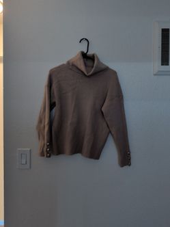 Knit Turtleneck Sweater with Button Cuffs / Suéter tejido de cuello tortuga con botones en los puños