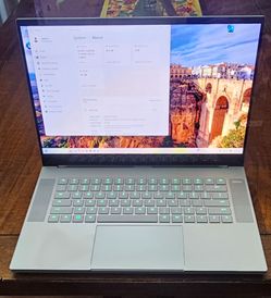 Razer  lade 15 Gaming Laptop Intel Core i7 NVIDIA RTX 2070 8GB