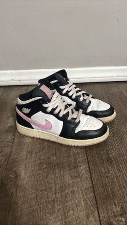 Jordan 1 mid black white arctic pink