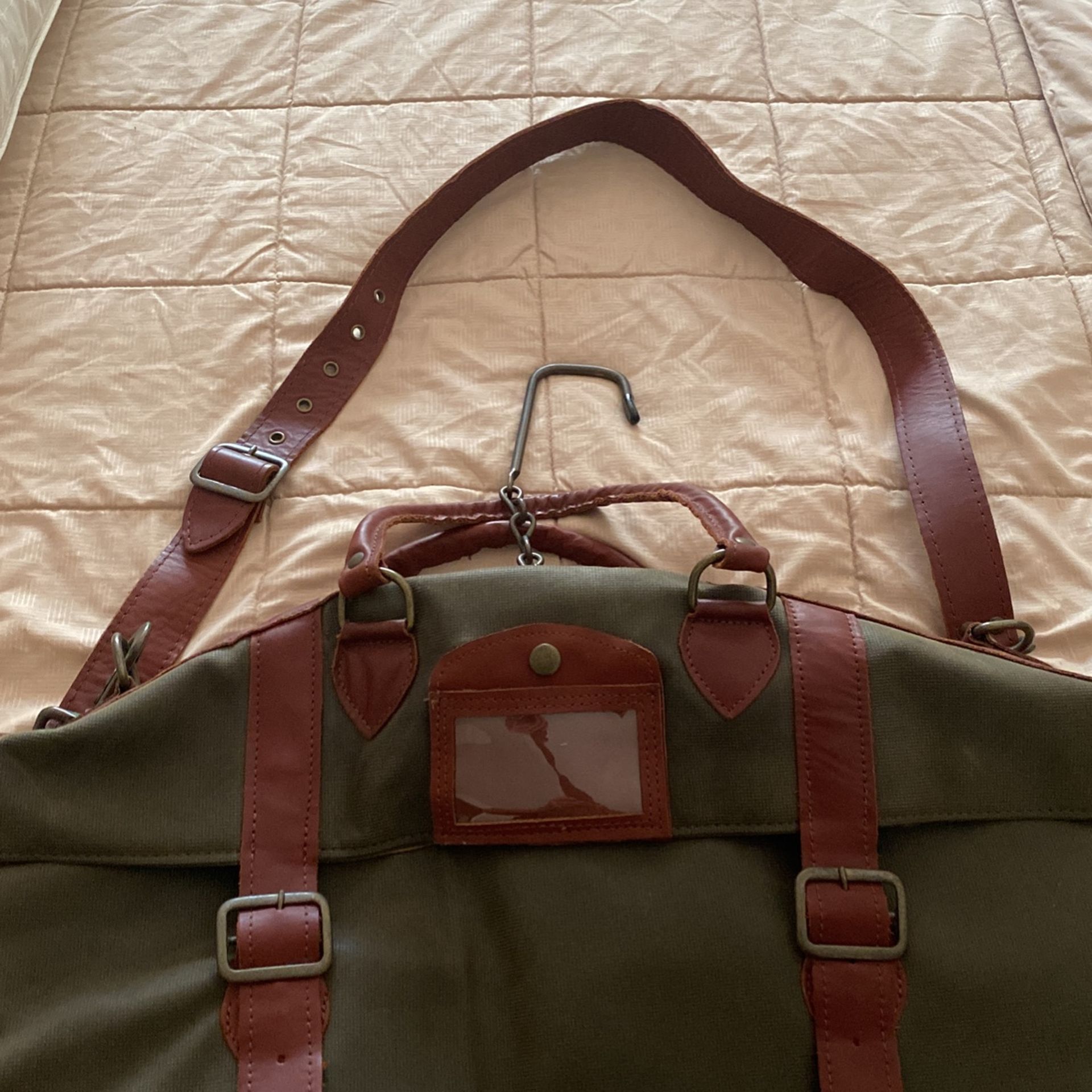 TOMMY BAHAMA Matching GARMENT & DUFFEL BAG