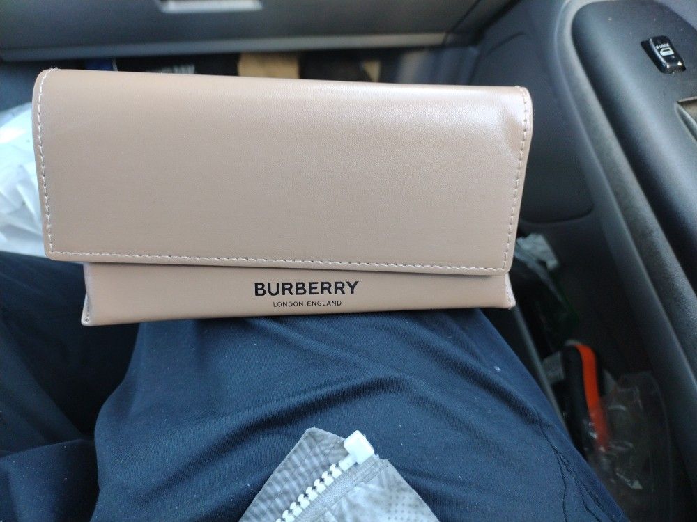 Burberry Case. Sunglasses 
