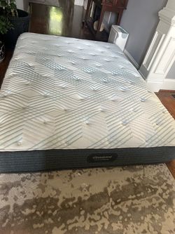 Queen Beauty rest mattress only (Delivery available!) like new!