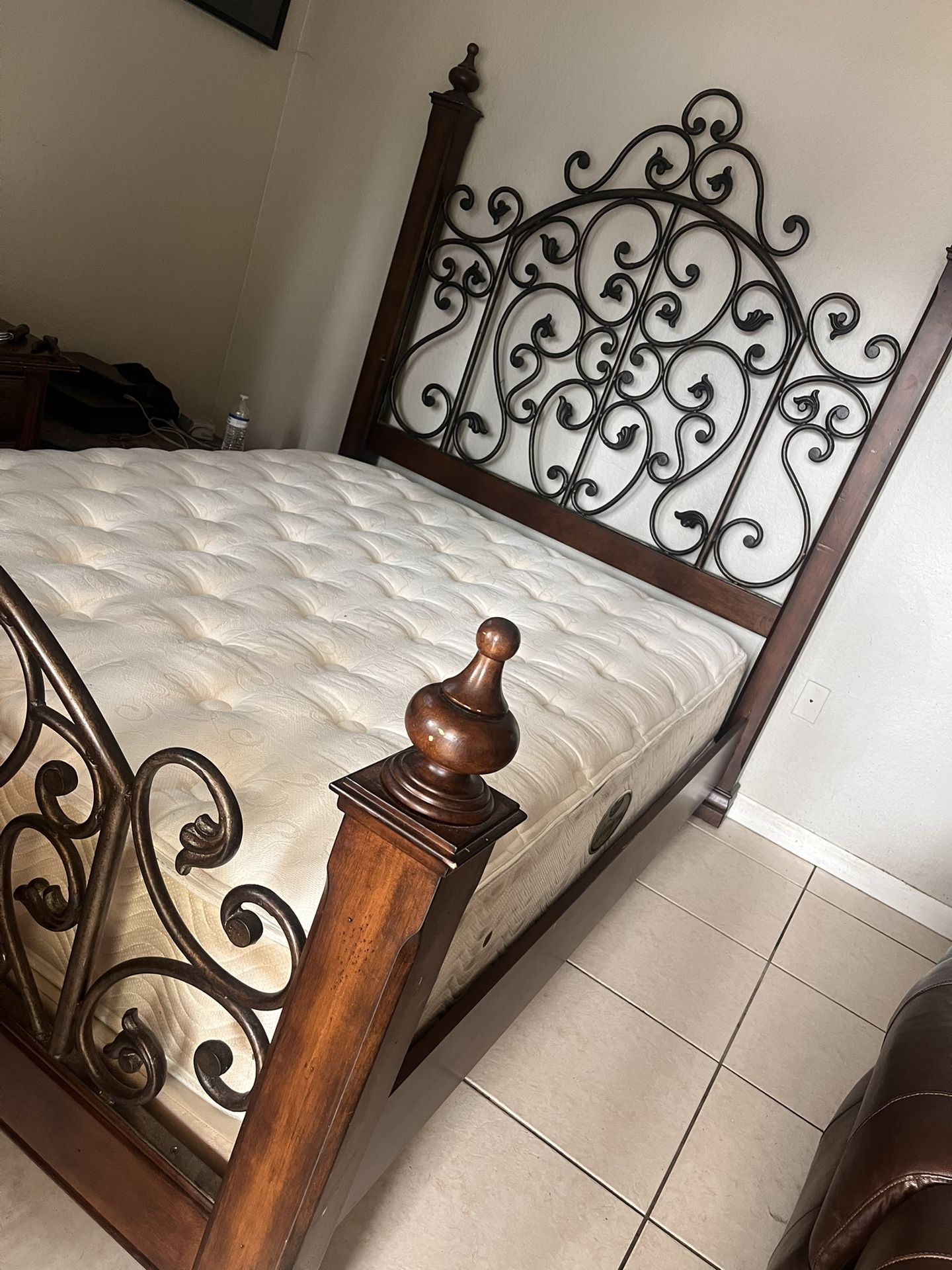 Queen Bedroom Set With Dresser And Mirror