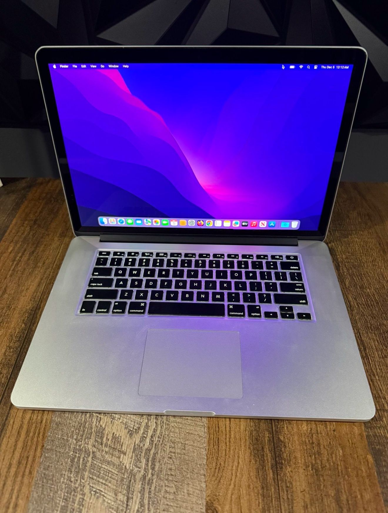 15 Inch Apple MacBook Pro Laptop Computer Bundle Very Clean And Sleek Nice LOOK