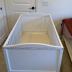 Baby Crib For Sale. 