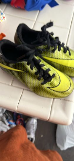 Kids soccer cleats