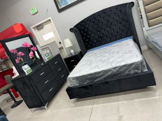 Gorgeous Queen Bedroom Set 🖤 Black Velvet