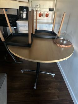 Round Pedestal Dining Table w/ 4 Chairs