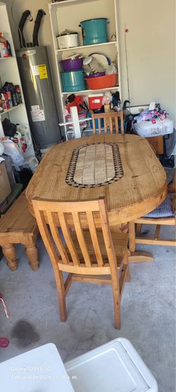 Mesa de madera con 4 sillas y banco largo