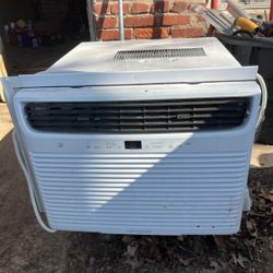 Large window air conditioner