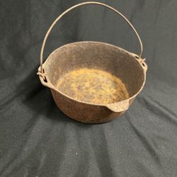 Primitive Caste Iron Pot Dutch Oven