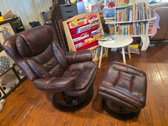 Barcalounger Roscoe Plymouth Mahogany with Ottoman Ekornes Style