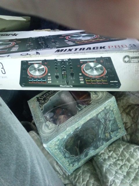 Numark Mixtrack Pro 3 All In One Controller Solution For Serato Software