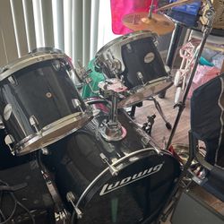 Ludwig 5 Piece Includes Throne /Double Bass Pedal
