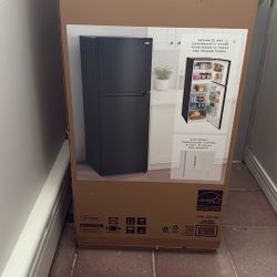 New VISSANI Refrigerator $300