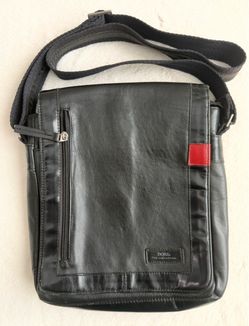 BOSI Black Crossbody / Messenger Bag – Pre-Owned