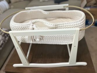 Newborn crochet Basinet with stand