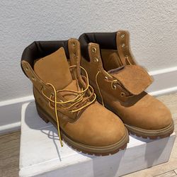 BRAND NEW NEVER WORN TIMBERLANDS SIZE 7 WOMENS