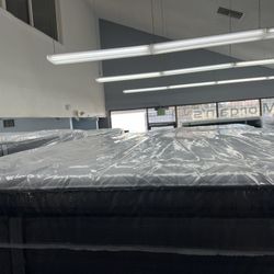 QUEEN SIZE SEALY POSTUREPEDIC PLUS PILLOW TOP MATTRESS & BOX SPRINGS BED SET