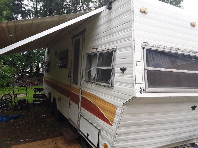 Camper great condition 1979full bath all utilities work both elec... and gas