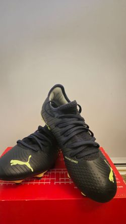 Puma soccer cleat / New
