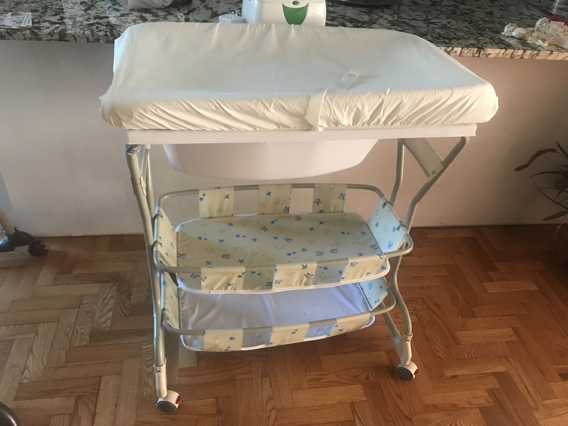 BABY changing table and bathtub Baby wipe warmer!
