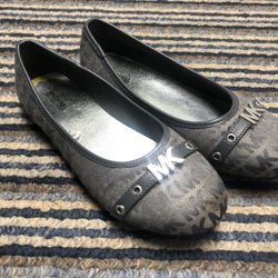 Girls Shoes  Michael kors  Size 5