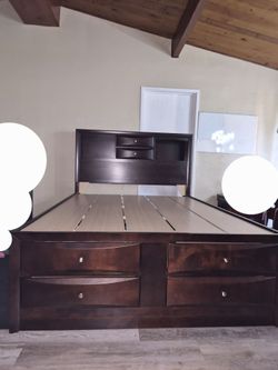 QUEEN WOODEN BEDFRAME