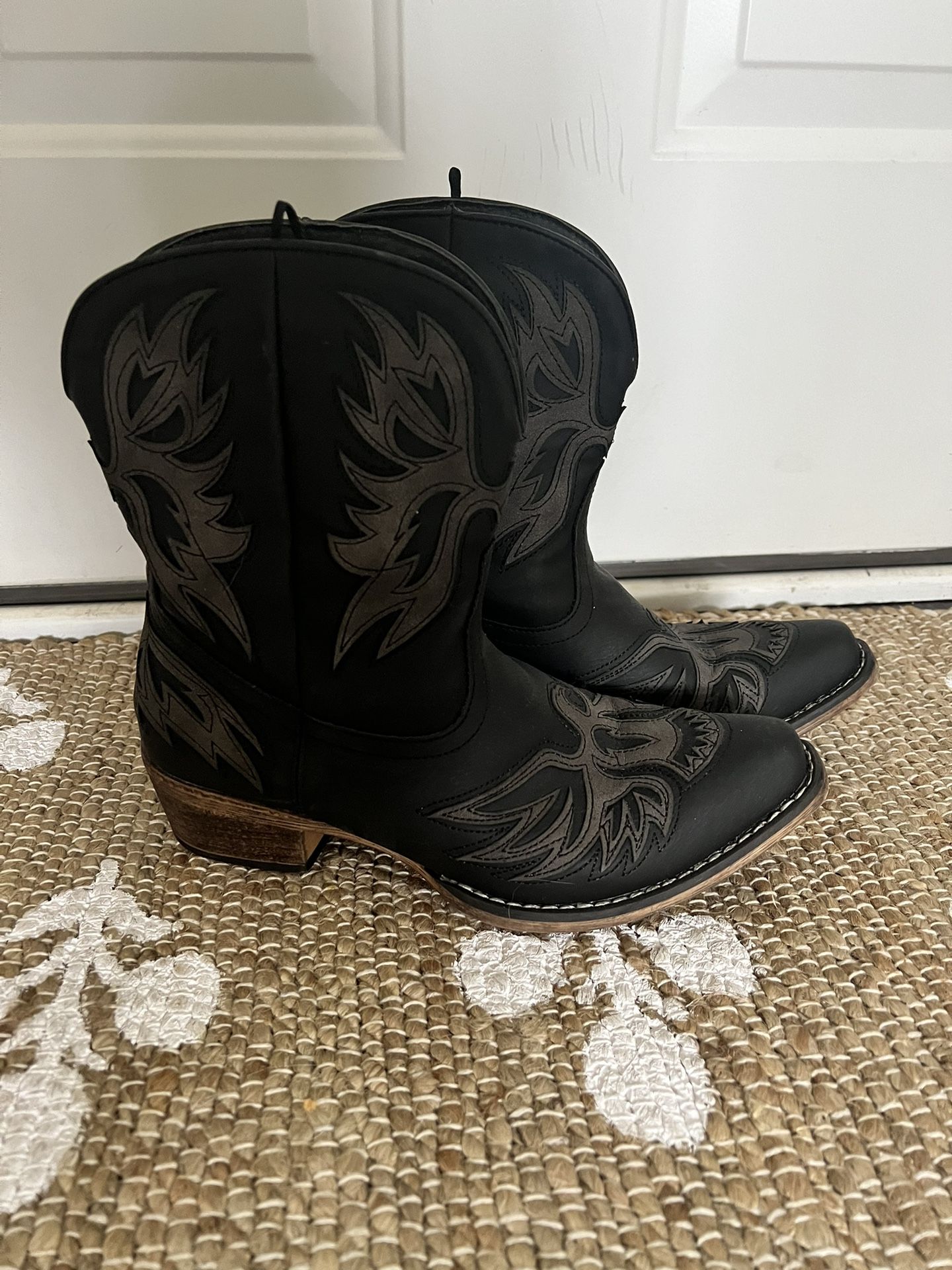 Woman’s black Western Cowboy Boots 