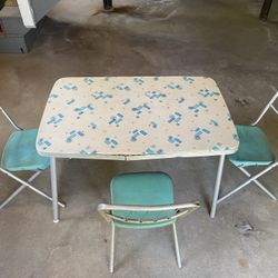 1960’s VINTAGE CHILDRENS FORMICA TABLE SET W/3 STAR BRITE FOLDING CHAIRS - Estate Sale! - 24”x36”