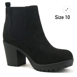 New women’s boots size 10