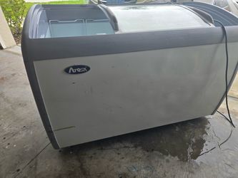 Commercial Display Chest Freezer – Curved Glass Top – Perfect Working Condition –