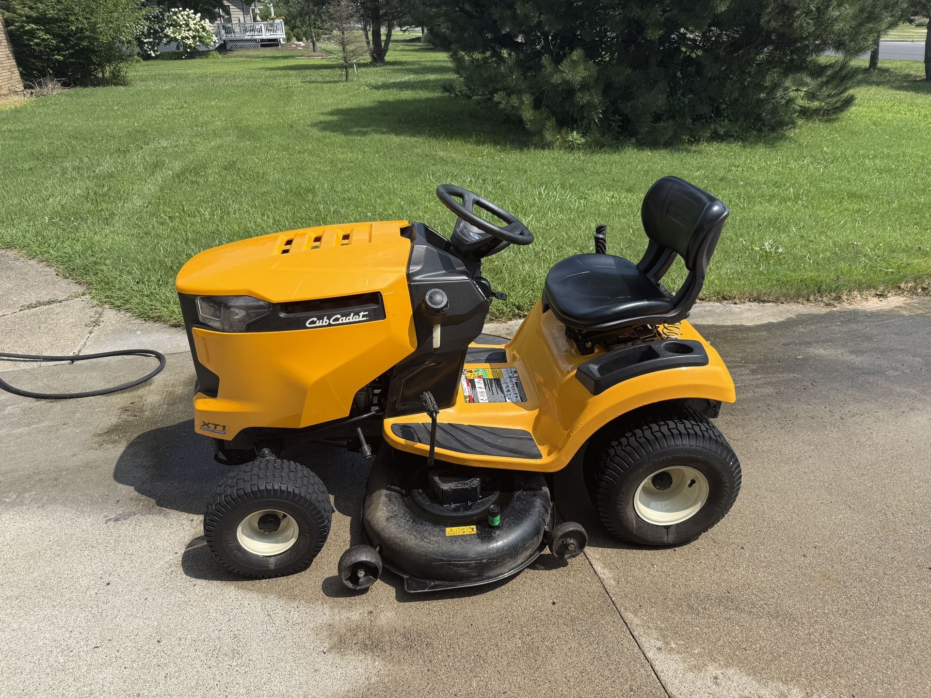 Cub Cadet XT1 Enduro 46 Lawn Mower