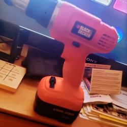 BLACK AND DECKER DRILL