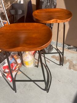 2 bar stools