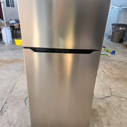 Insignia 18 Cu Ft Apt Size Refrigerator 