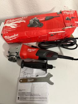 Brand New Milwaukee 4-1/2" Small Angle Grinder (6130-33) missing part please read.
