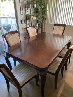 Dining room table with two expansion leaves and 6 chairs