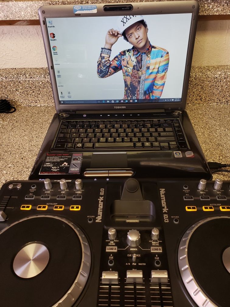 Toshiba laptop con musica karaokes y mixes y mezcladora