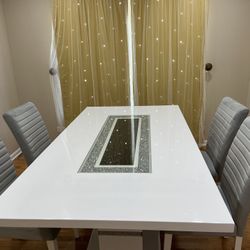 ✨ Modern White Dining Table + 4 Grey Velvet Chairs – Excellent Condition! 🪑🍽️