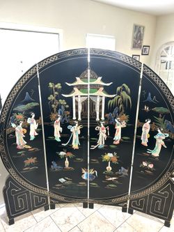 6ft  Tall Black Lacquer Round  Room Divider  Royal Ladies Excellent Condition.      No Delivery Pls 